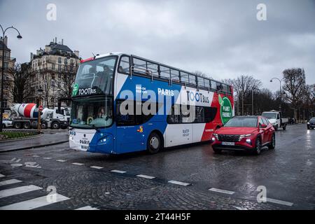 Hop on hop off, Toot bus, bus touristique sur la route à Paris France Banque D'Images