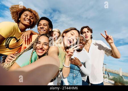 Femme chinoise prenant un selfie avec des amis multi-ethniques Banque D'Images
