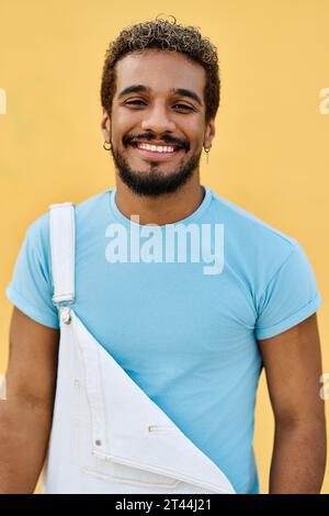 Portrait d'un jeune homme latin souriant avec des vêtements décontractés Banque D'Images