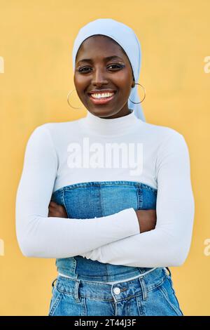Portrait d'une jeune femme musulmane africaine souriante Banque D'Images