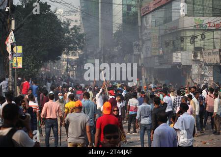 Dhaka Bangladesh 28 octobre 2023,30 des blessés ont été admis à l'hôpital du Collège médical de Dhaka lors d'affrontements entre la police et le parti au pouvoir Awa Banque D'Images