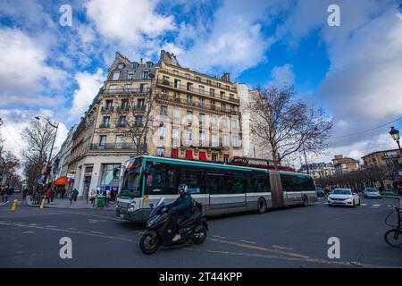 Bus de ville, bus articulé sur la route à Paris France. Banque D'Images