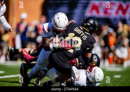 28 octobre 2023 : le linebacker Omar Graham Jr. (36) des Seminoles de l'État de Floride affronte le quarterback Mitch Griffis (12) de Wake Forest Demon Deacons lors du deuxième quart-temps du match de football de l'ACC au Allegacy Stadium de Winston-Salem, Caroline du Nord. (Scott Kinser/CSM) Banque D'Images