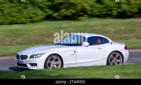 Milton Keynes, Royaume-Uni - Oct 28th 2023 : 2012 BMW Z4 blanche sur une route anglaise Banque D'Images