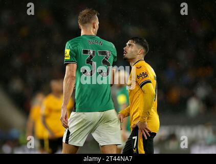 Pedro Neto de Wolverhampton Wanderers (à droite) regarde Dan Burn de Newcastle United lors du match de Premier League au Molineux, Wolverhampton. Date de la photo : Samedi 28 octobre 2023. Banque D'Images