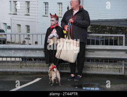 Newquay, Cornwall, Royaume-Uni. 28 octobre 2023. Le zombie crawl annuel pour halloween a eu lieu aujourd'hui dans le centre-ville de Newquay, avec les artistes et le public enfilant leurs meilleurs costumes et se maquillant pour la journée. Crédit Simon Maycock / Alamy Live News. Banque D'Images