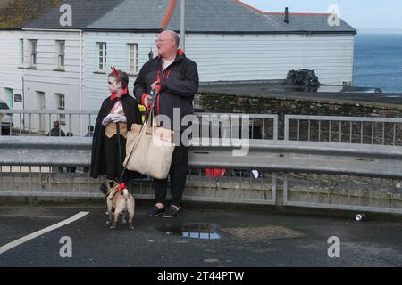 Newquay, Cornwall, Royaume-Uni. 28 octobre 2023. Le zombie crawl annuel pour halloween a eu lieu aujourd'hui dans le centre-ville de Newquay, avec les artistes et le public enfilant leurs meilleurs costumes et se maquillant pour la journée. Crédit Simon Maycock / Alamy Live News. Banque D'Images