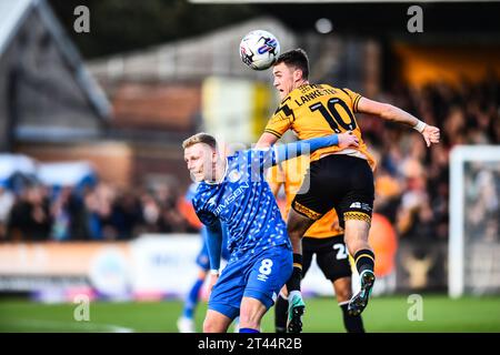 Jack Lancaster (10 Cambridge United) est à la tête du ballon lors du match de Sky Bet League 1 entre Cambridge United et Carlisle United au R Costings Abbey Stadium, Cambridge le samedi 28 octobre 2023. (Photo : Kevin Hodgson | MI News) crédit : MI News & Sport / Alamy Live News Banque D'Images