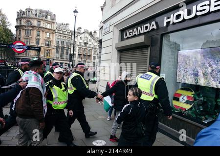 Londres, Royaume-Uni. Le 28 octobre 2023, on a estimé que des centaines de milliers de personnes défilaient dans le centre de Londres en solidarité avec la Palestine/Gaza, appelant à #ceasefirenow. Vers 2:30pm h 30, un contingent a défié un ordre de la Section 12 mandaté par la police en rompant avec la route proscrite pour se rendre à Waterloo Station, s'asseoir par terre et poursuivre sa protestation. Ailleurs, des foules ont traversé les ponts de Waterloo et de Westminster, des fusées éclairantes, et ont chanté dans le cadre des manifestations en cours contre l'évolution de la situation en Israël/Gaza/Cisjordanie/Palestine. © Simon King/ Alamy Live News Banque D'Images