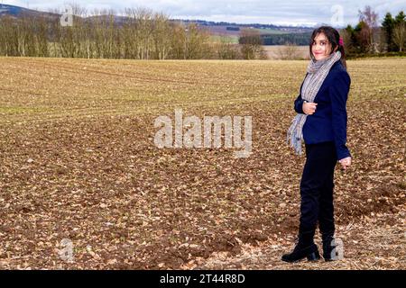 Une belle et élégante dame passe la journée à se faire photographier dans la campagne et les bois de Dundee, en Écosse Banque D'Images