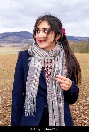 Une belle et élégante dame passe la journée à se faire photographier dans la campagne et les bois de Dundee, en Écosse Banque D'Images