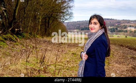 Une belle et élégante dame passe la journée à se faire photographier dans la campagne et les bois de Dundee, en Écosse Banque D'Images