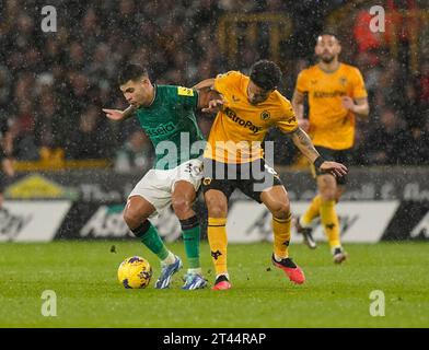 Wolverhampton, Royaume-Uni. 28 octobre 2023. Bruno Guimaraes de Newcastle United affronté par Joao Gomes de Wolverhampton Wanderers lors du match de Premier League à Molineux, Wolverhampton. Le crédit photo devrait se lire : Andrew Yates/Sportimage crédit : Sportimage Ltd/Alamy Live News Banque D'Images