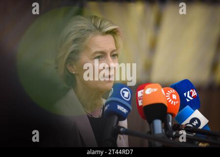 La présidente de la Commission européenne Ursula von der Leyen s'entretient avec les médias à son arrivée au sommet de l'UE au Conseil européen de Bruxelles, jeudi Banque D'Images