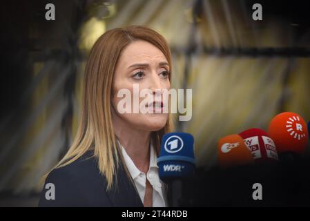 Roberta Metsola, présidente du Parlement européen, s'entretient avec les médias à son arrivée au sommet de l'UE au Conseil européen de Bruxelles, jeudi Banque D'Images