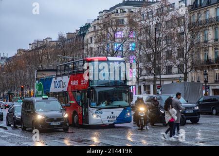 Hop on hop off, Toot bus, bus touristique sur la route à Paris France Banque D'Images