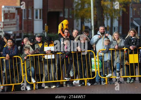 Les supporters attendent que les joueurs arrivent avant le match de Premier League Wolverhampton Wanderers vs Newcastle United à Molineux, Wolverhampton, Royaume-Uni, le 28 octobre 2023 (photo de Gareth Evans/News Images) Banque D'Images