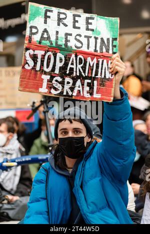 Londres, Royaume-Uni. 28 octobre 2023. Plus d'une centaine de manifestants pro-palestiniens siègent au hall de Waterloo Station. Crédit : Andrea Domeniconi/Alamy Live News Banque D'Images