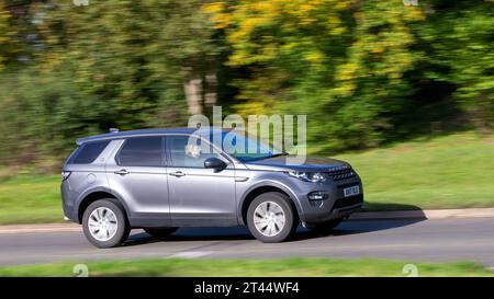 Milton Keynes, Royaume-Uni - 28 octobre 2023 : 2017 LAND ROVER diesel gris DISCOVERY voiture DE SPORT conduisant sur une route anglaise Banque D'Images