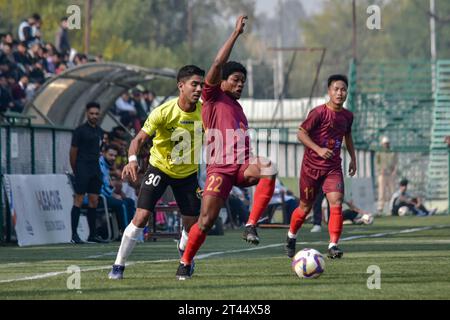 Srinagar, Inde. 28 octobre 2023. Richardson Kwaku (C) du Rajasthan United FC est vu en action lors du match de I-League entre le Real Kashmir FC et le Rajasthan United FC au TRC Ground à Srinagar. Score final : Real Kashmir FC 2-0 Rajasthan United FC. Crédit : SOPA Images Limited/Alamy Live News Banque D'Images