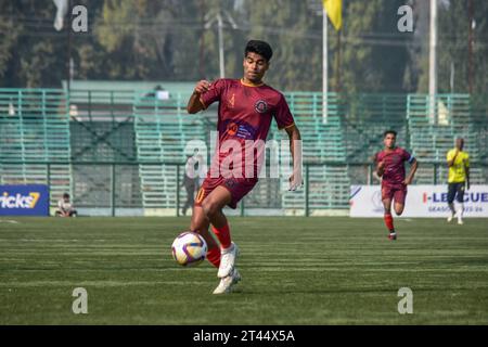 Srinagar, Inde. 28 octobre 2023. Yash Tripathi du Rajasthan United FC est vu en action lors du match de I-League entre le Real Kashmir FC et le Rajasthan United FC au TRC Ground à Srinagar. Score final : Real Kashmir FC 2-0 Rajasthan United FC. Crédit : SOPA Images Limited/Alamy Live News Banque D'Images