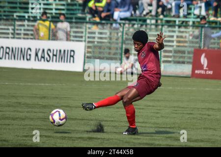 Srinagar, Inde. 28 octobre 2023. Richardson Kwaku du Rajasthan United FC est vu en action lors du match de I-League entre le Real Kashmir FC et le Rajasthan United FC au TRC Ground à Srinagar. Score final : Real Kashmir FC 2-0 Rajasthan United FC. Crédit : SOPA Images Limited/Alamy Live News Banque D'Images