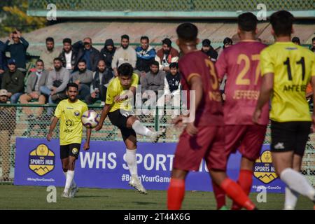 Srinagar, Inde. 28 octobre 2023. Lalramdinsanga Ralte (C) du Real Kashmir FC est vu en action lors du match de I-League entre le Real Kashmir FC et le Rajasthan United FC au terrain de la TRC à Srinagar. Score final : Real Kashmir FC 2-0 Rajasthan United FC. Crédit : SOPA Images Limited/Alamy Live News Banque D'Images