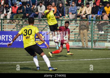 Srinagar, Inde. 28 octobre 2023. Hyder Yousuf (C) du Real Kashmir FC est vu en action lors du match de I-League entre le Real Kashmir FC et le Rajasthan United FC au TRC Ground à Srinagar. Score final : Real Kashmir FC 2-0 Rajasthan United FC. Crédit : SOPA Images Limited/Alamy Live News Banque D'Images