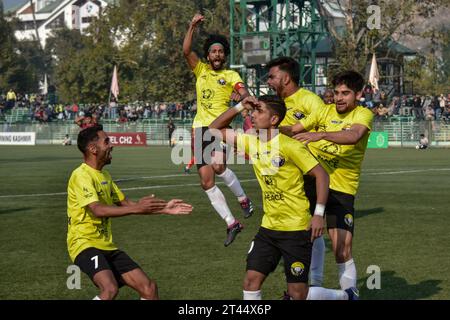 Srinagar, Inde. 28 octobre 2023. Les joueurs de l'équipe Real Kashmir FC célèbrent un but lors du match de I-League entre le Real Kashmir FC et le Rajasthan United FC au TRC Ground à Srinagar. Score final : Real Kashmir FC 2-0 Rajasthan United FC. Crédit : SOPA Images Limited/Alamy Live News Banque D'Images