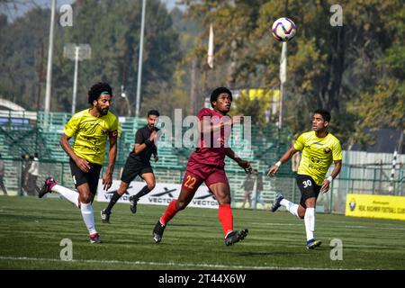 Srinagar, Inde. 28 octobre 2023. Richardson Kwaku (deuxième à droite) du Rajasthan United FC est en action lors du match de I-League entre le Real Kashmir FC et le Rajasthan United FC au TRC Ground à Srinagar. Score final : Real Kashmir FC 2-0 Rajasthan United FC. Crédit : SOPA Images Limited/Alamy Live News Banque D'Images