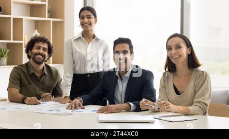 Portrait de bureau de l'équipe d'affaires multiethnique positif Banque D'Images