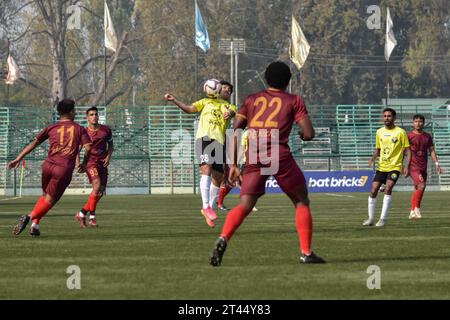 Srinagar, Inde. 28 octobre 2023. Jeremy Laldinpula (C) du Real Kashmir FC est vu en action lors du match de I-League entre le Real Kashmir FC et le Rajasthan United FC au TRC Ground à Srinagar. Score final : Real Kashmir FC 2-0 Rajasthan United FC. (Photo Saqib Majeed/SOPA Images/Sipa USA) crédit : SIPA USA/Alamy Live News Banque D'Images