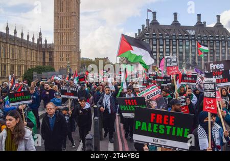 Londres, Royaume-Uni. 28 octobre 2023. Les manifestants défilent avec des drapeaux palestiniens et des pancartes pro-palestiniennes pendant la manifestation sur le pont de Westminster. Des dizaines de milliers de personnes ont défilé dans le centre de Londres en solidarité avec la Palestine alors que la guerre Israël-Hamas s’intensifie. (Photo de Vuk Valcic/SOPA Images/Sipa USA) crédit : SIPA USA/Alamy Live News Banque D'Images