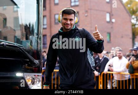 Bruno Guimaraes de Newcastle United arrive au sol avant le match de Premier League au Molineux, Wolverhampton. Date de la photo : Samedi 28 octobre 2023. Banque D'Images