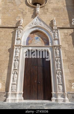 NAPLES, ITALIE - 23 AVRIL 2023 : le portail Renaissance de l'église Chiesa del Gesu Nuovo. Banque D'Images