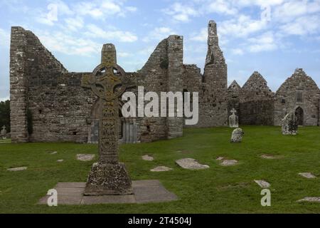 Clonmacnoise est une ancienne colonie monastique fondée au 6e siècle par Saint Ciarán. Il est situé sur les rives de la rivière Shannon dans le comté de Off Banque D'Images