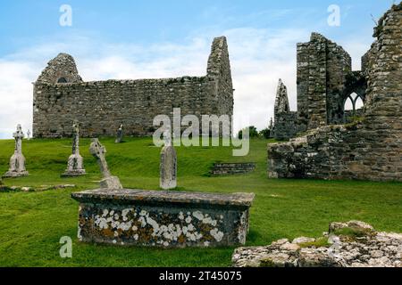 Clonmacnoise est une ancienne colonie monastique fondée au 6e siècle par Saint Ciarán. Il est situé sur les rives de la rivière Shannon dans le comté de Off Banque D'Images