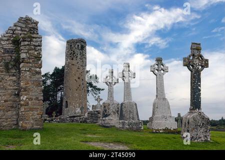 Clonmacnoise est une ancienne colonie monastique fondée au 6e siècle par Saint Ciarán. Il est situé sur les rives de la rivière Shannon dans le comté de Off Banque D'Images