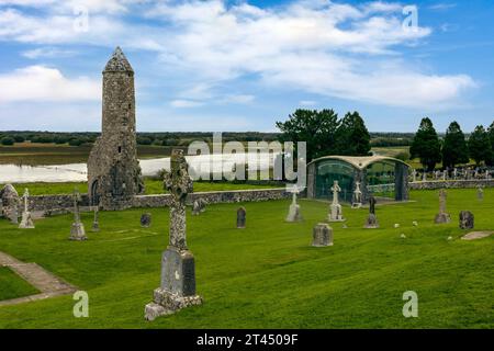 Clonmacnoise est une ancienne colonie monastique fondée au 6e siècle par Saint Ciarán. Il est situé sur les rives de la rivière Shannon dans le comté de Off Banque D'Images