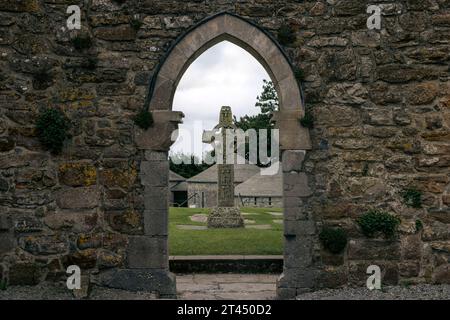 Clonmacnoise est une ancienne colonie monastique fondée au 6e siècle par Saint Ciarán. Il est situé sur les rives de la rivière Shannon dans le comté de Off Banque D'Images