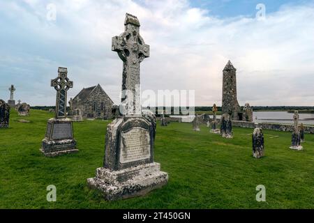 Clonmacnoise est une ancienne colonie monastique fondée au 6e siècle par Saint Ciarán. Il est situé sur les rives de la rivière Shannon dans le comté de Off Banque D'Images