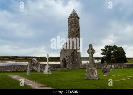 Clonmacnoise est une ancienne colonie monastique fondée au 6e siècle par Saint Ciarán. Il est situé sur les rives de la rivière Shannon dans le comté de Off Banque D'Images