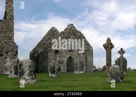 Clonmacnoise est une ancienne colonie monastique fondée au 6e siècle par Saint Ciarán. Il est situé sur les rives de la rivière Shannon dans le comté de Off Banque D'Images