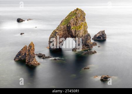 Crohy Head Sea Arch est une arche de mer située sur la côte de la péninsule de Mullaghmullan à Donegal, en Irlande. Banque D'Images