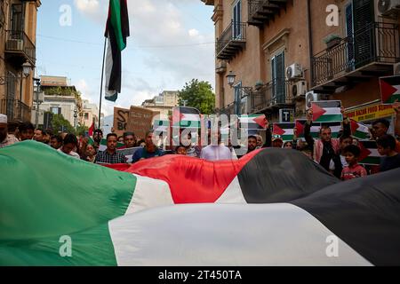 Palerme, Sicile, Italie. 28 octobre 2023. Des centaines de personnes défilent à travers le centre-ville pour soutenir les Palestiniens et condamner Israël et exiger le cessez-le-feu à Gaza. (Image de crédit : © Victoria Herranz/ZUMA Press Wire) USAGE ÉDITORIAL SEULEMENT! Non destiné à UN USAGE commercial ! Banque D'Images
