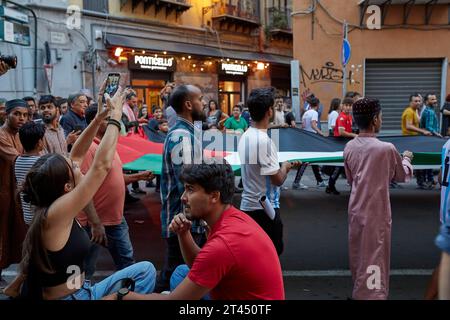 Palerme, Sicile, Italie. 28 octobre 2023. Des centaines de personnes défilent à travers le centre-ville pour soutenir les Palestiniens et condamner Israël et exiger le cessez-le-feu à Gaza. (Image de crédit : © Victoria Herranz/ZUMA Press Wire) USAGE ÉDITORIAL SEULEMENT! Non destiné à UN USAGE commercial ! Banque D'Images
