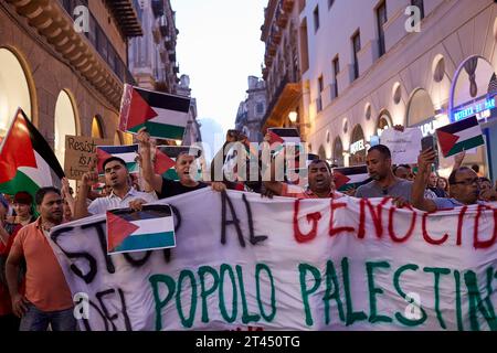 Palerme, Sicile, Italie. 28 octobre 2023. Des centaines de personnes défilent à travers le centre-ville pour soutenir les Palestiniens et condamner Israël et exiger le cessez-le-feu à Gaza. (Image de crédit : © Victoria Herranz/ZUMA Press Wire) USAGE ÉDITORIAL SEULEMENT! Non destiné à UN USAGE commercial ! Banque D'Images