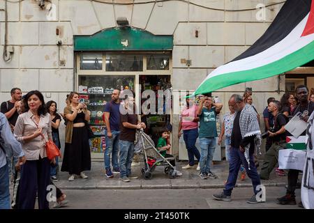 Palerme, Sicile, Italie. 28 octobre 2023. Des centaines de personnes défilent à travers le centre-ville pour soutenir les Palestiniens et condamner Israël et exiger le cessez-le-feu à Gaza. (Image de crédit : © Victoria Herranz/ZUMA Press Wire) USAGE ÉDITORIAL SEULEMENT! Non destiné à UN USAGE commercial ! Banque D'Images