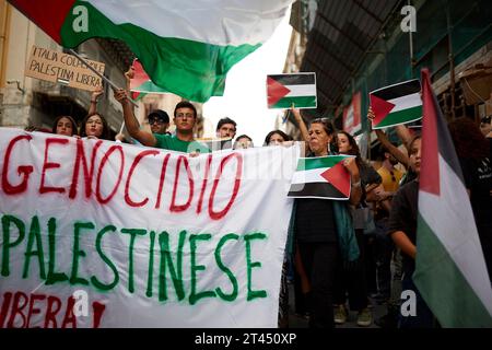 Palerme, Sicile, Italie. 28 octobre 2023. Des centaines de personnes défilent à travers le centre-ville pour soutenir les Palestiniens et condamner Israël et exiger le cessez-le-feu à Gaza. (Image de crédit : © Victoria Herranz/ZUMA Press Wire) USAGE ÉDITORIAL SEULEMENT! Non destiné à UN USAGE commercial ! Banque D'Images