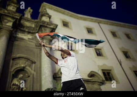 Palerme, Sicile, Italie. 28 octobre 2023. Des centaines de personnes défilent à travers le centre-ville pour soutenir les Palestiniens et condamner Israël et exiger le cessez-le-feu à Gaza. (Image de crédit : © Victoria Herranz/ZUMA Press Wire) USAGE ÉDITORIAL SEULEMENT! Non destiné à UN USAGE commercial ! Banque D'Images